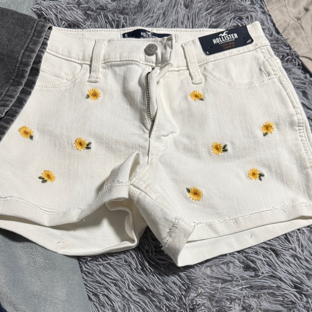 Hollister Women's Cream Shorts with Yellow Floral Design